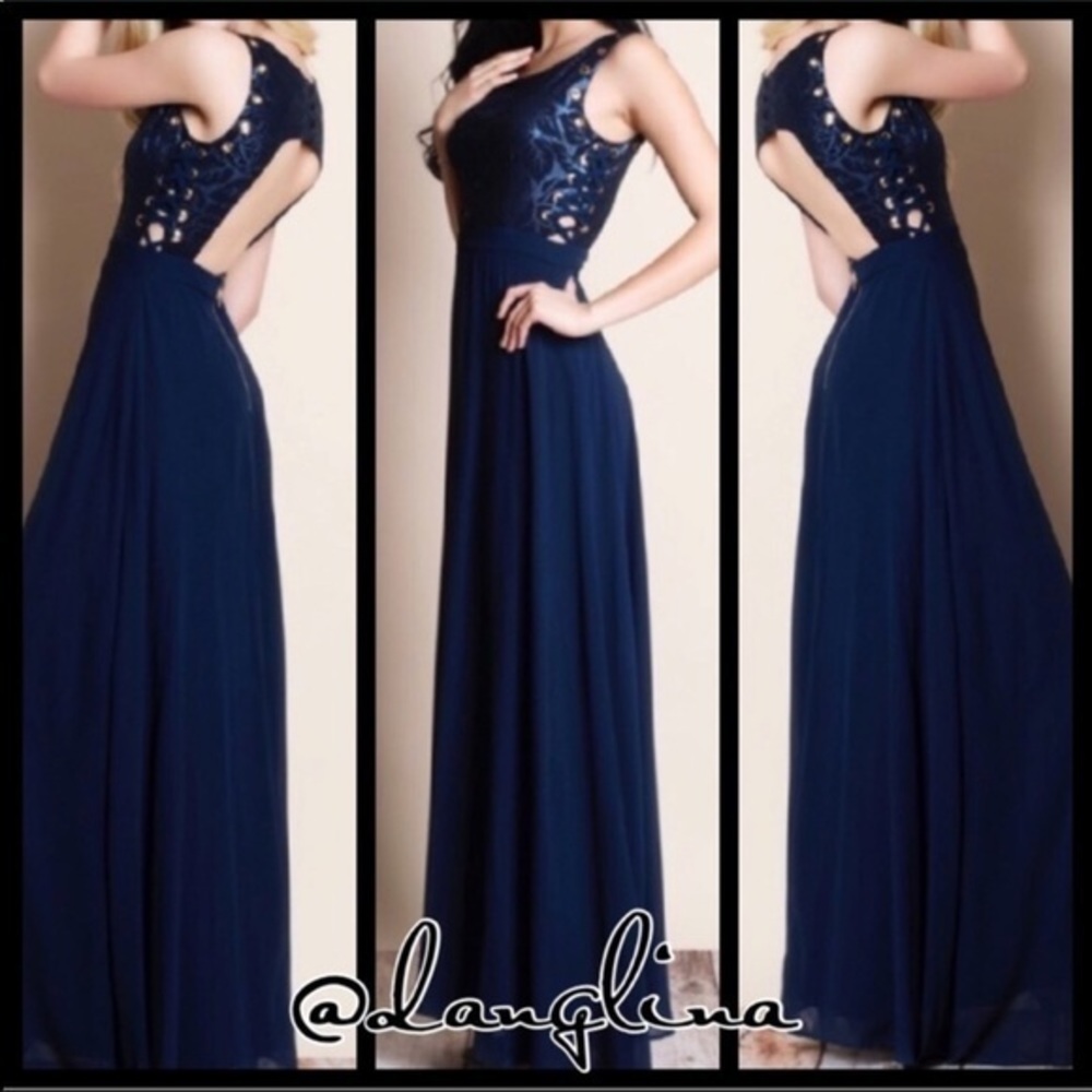 ❣️ Sale was $75 down sizing ❣️ Gorgeous lace up maxi dress